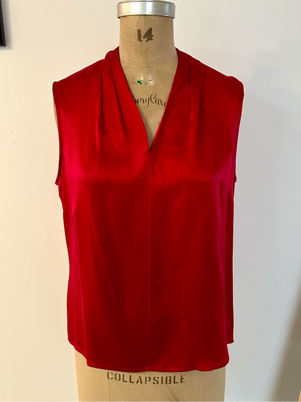 Talbots Women’s Ruby Red V-Neck Silk Satin pleated Sleeveless Blouse Sz 14 - Picture 3 of 12